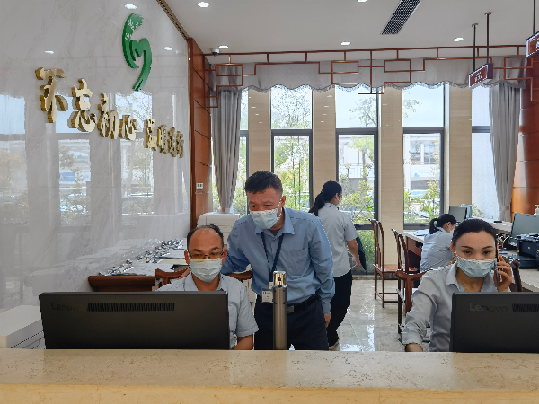 图2-检查大门口防疫工作.jpg