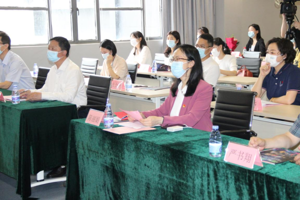 动态图1-听取十佳社工代表分享.jpg