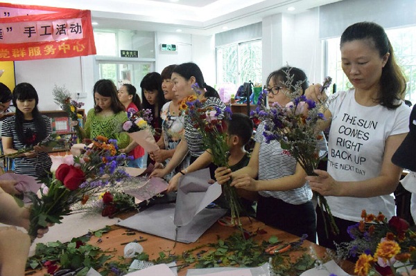 南方都市报：草围社区开展“花团锦簇”手工活动